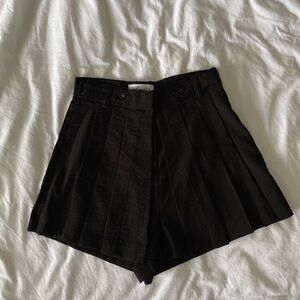 Pleated black skirt skirt